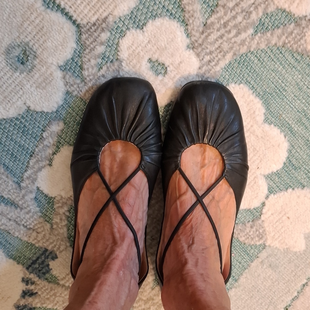Taryn Rose sz 7, (fits 7 1/2 as well), Bryan black leather ballet flats. Keyhole